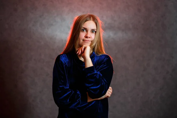 Menina Com Cabelo Loiro Emocionalmente Posando Fundo Cinza Seu Cabelo — Fotografia de Stock