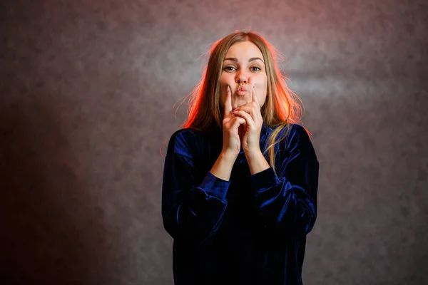 Szőke Hajú Lány Érzelmileg Pózol Szürke Háttérrel Vörös Haja — Stock Fotó