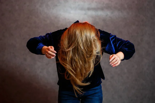 Girl Blue Sweater Gray Beautifully Poses Background — Stock Photo, Image