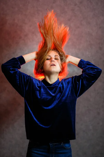 Дівчина Світлим Волоссям Емоційно Позує Сірому Фоні Волосся Освітлене Червоним — стокове фото