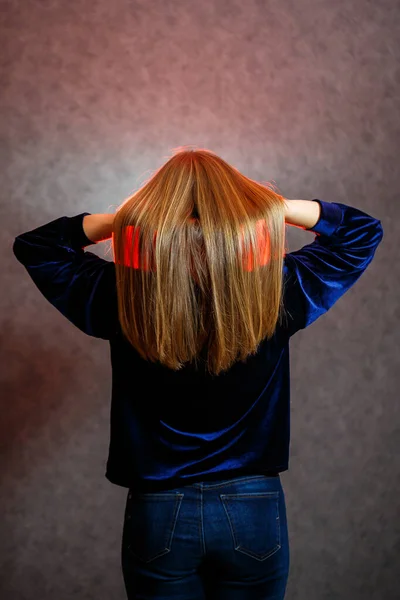 Girl Blue Sweater Gray Beautifully Poses Background — Stock Photo, Image