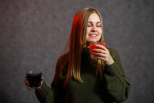 Het Meisje Gekleed Een Groene Trui Houdt Haar Handen Glassful — Stockfoto