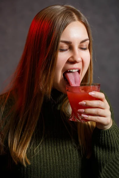 Chica Está Vestida Con Suéter Verde Sostiene Sus Manos Vidriosas — Foto de Stock