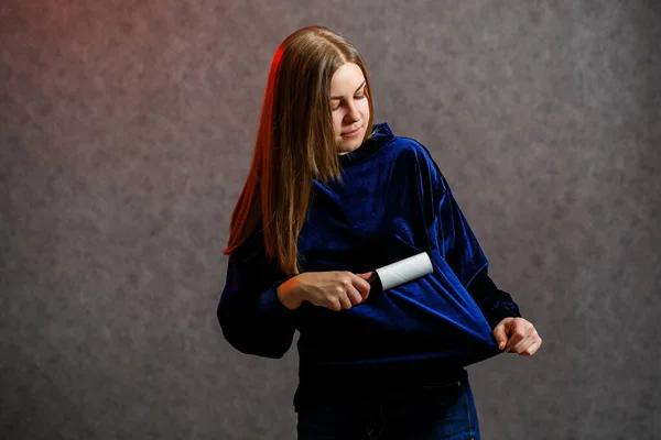 Girl Cleans Sweater Special Roller Adhesive Tape — Stock Photo, Image