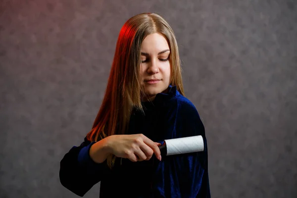 Girl Cleans Sweater Special Roller Adhesive Tape — Stock Photo, Image