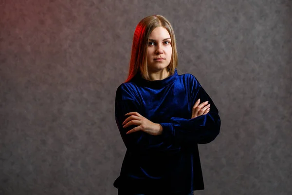 Girl Blue Sweater Gray Beautifully Poses Background — Stock Photo, Image