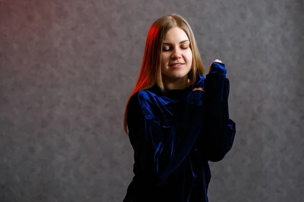 Girl Blue Sweater Gray Beautifully Poses Background — Stock Photo, Image