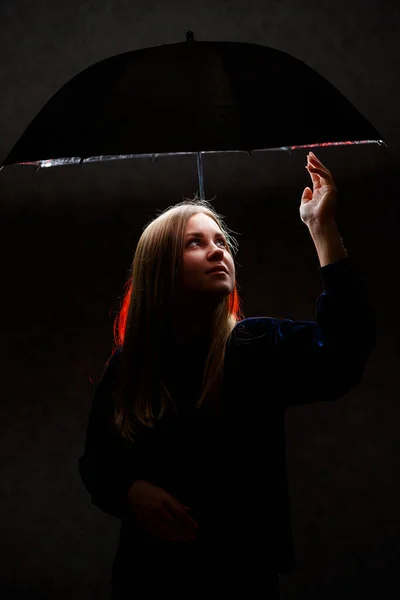 Menina Fica Sob Guarda Chuva Contra Fundo Escuro — Fotografia de Stock