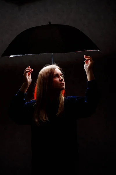 Chica Pie Bajo Paraguas Sobre Fondo Oscuro —  Fotos de Stock
