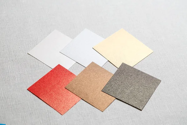 Gri arkaplan üzerine serilmiş çok renkli kumaş parçaları