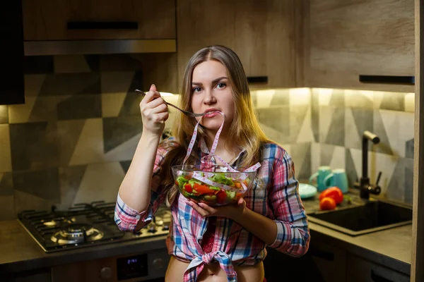 Menina Treinador Fitness Vegetariano Nutricionista Preparar Salada Legumes Frescos Cozinha — Fotografia de Stock