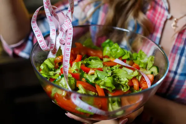 Salada Legumes Frescos Picados Uma Placa Para Uma Menina Vegetariana — Fotografia de Stock