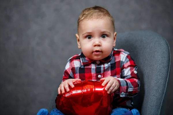 Niño Con Camisa Juega Con Globo Forma Corazón —  Fotos de Stock