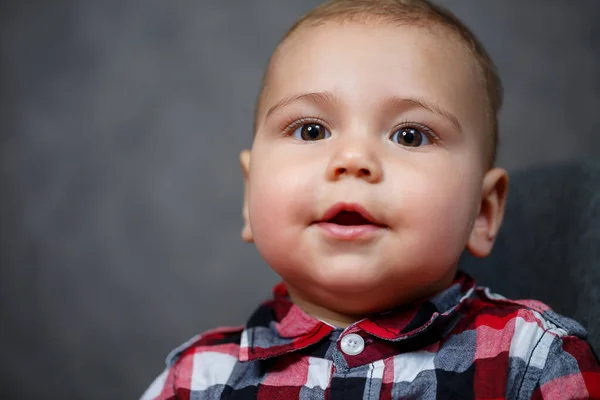 Pequeño Niño Con Camisa Sobre Fondo Gris Sonrisa Maravillosamente —  Fotos de Stock