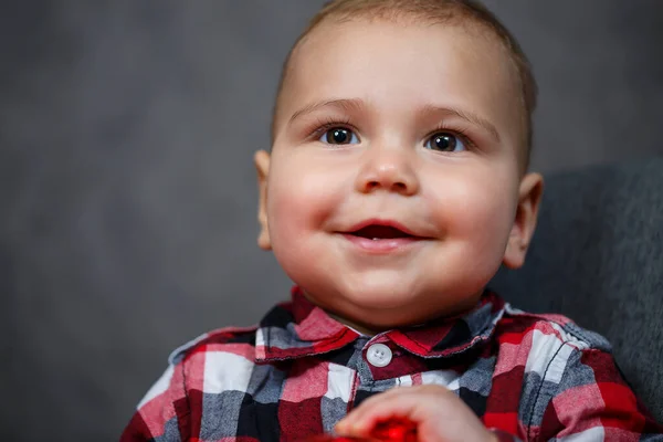 Pequeño Niño Con Camisa Sobre Fondo Gris Sonrisa Maravillosamente —  Fotos de Stock