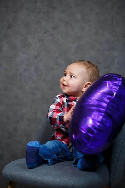 Bambino Camicia Gioca Con Palloncino Forma Cuore — Foto Stock