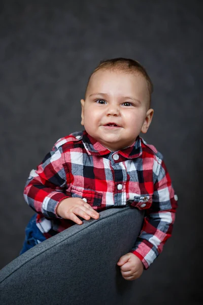 小さな赤ちゃん男の子でシャツにグレーの背景笑顔美しく — ストック写真