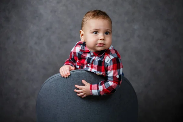 小さな赤ちゃん男の子でシャツにグレーの背景笑顔美しく — ストック写真