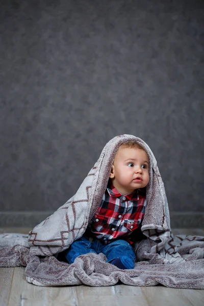 Маленький Мальчик Рубашке Покрыт Клеткой — стоковое фото