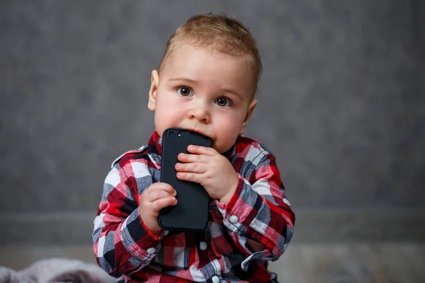 シャツの男の子は携帯電話を無視します — ストック写真