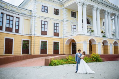 Takım elbiseli genç bir adam damat ve gelin evlendikleri gün parka trenle giden beyaz elbiseli güzel bir kız.