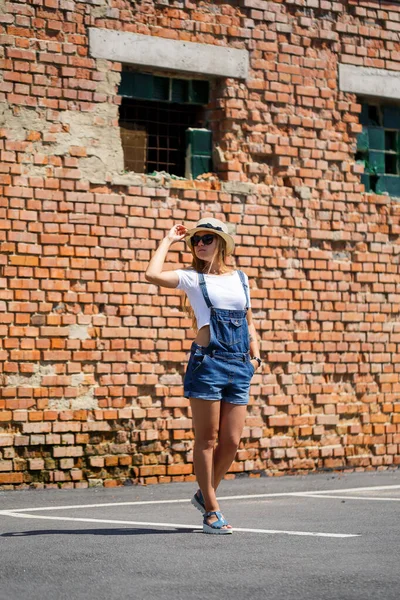 Mädchen Jeans Overalls Weißem Shirt Und Hellem Hut Vor Dem — Stockfoto