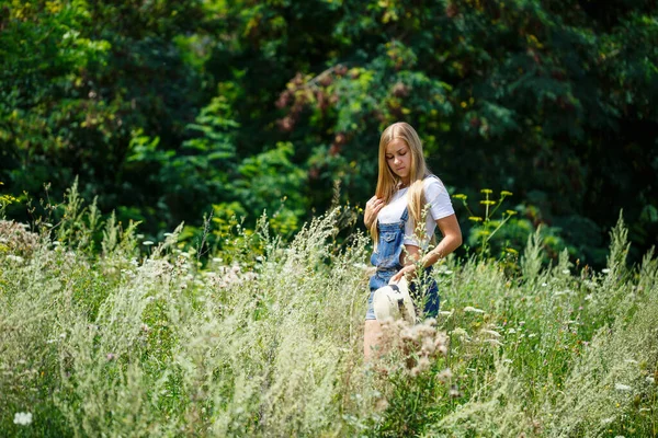 Junges Schönes Mädchen Jeans Overalls Und Hellem Hut Das Park — Stockfoto