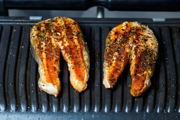 Bifes Salmão Grelhados Até Dourar Com Especiarias Suco Limão — Fotografia de Stock