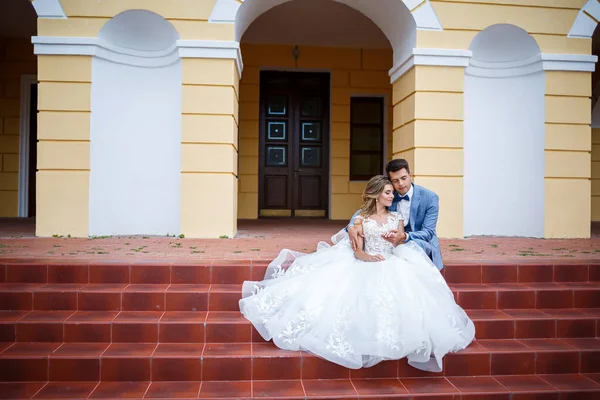 Jovem Cara Elegante Traje Noivo Noiva Linda Menina Vestido Branco — Fotografia de Stock