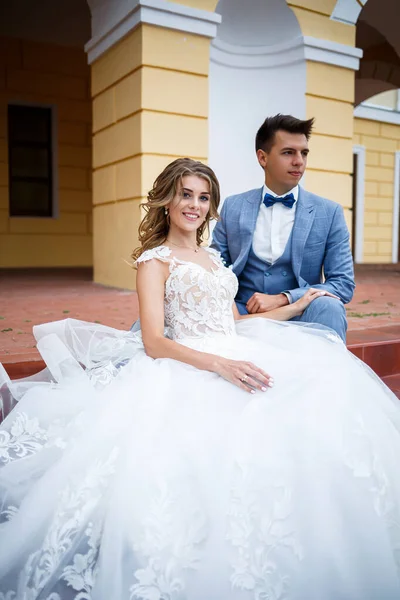 Fiatal Stílusos Fickó Vőlegény Jelmezében Menyasszony Gyönyörű Lány Fehér Ruhában — Stock Fotó