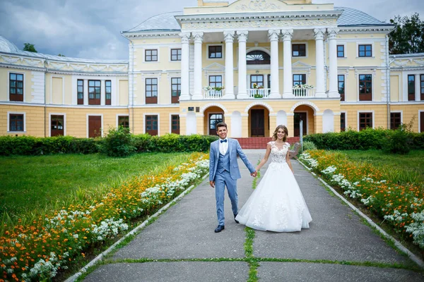 Молодий Стильний Хлопець Костюмі Нареченого Нареченої Красива Дівчина Білій Сукні — стокове фото