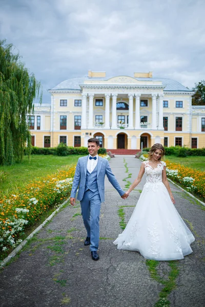 Mladý Stylový Chlap Kostýmu Ženicha Nevěsta Krásná Dívka Bílých Šatech — Stock fotografie