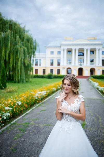Beautiful Girl Bride White Dress Train Walking Background Large House — Stock Photo, Image