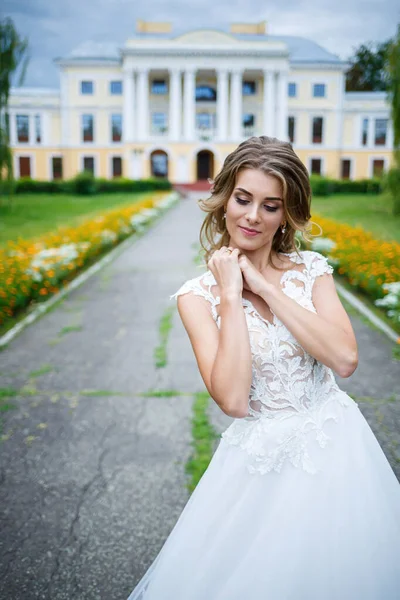 Beyaz Elbiseli Güzel Bir Gelin Düğün Günlerinde Büyük Bir Evin — Stok fotoğraf