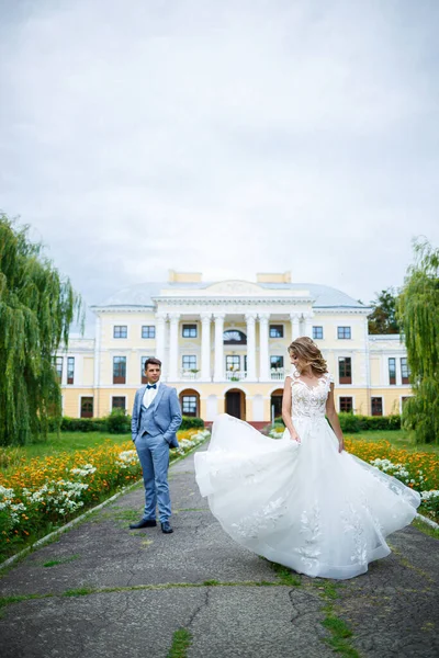 Young Stylish Guy Costume Groom Bride Beautiful Girl White Dress — Stock Photo, Image