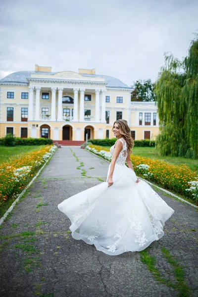 Noiva Menina Bonita Vestido Branco Com Trem Uma Caminhada Virou — Fotografia de Stock