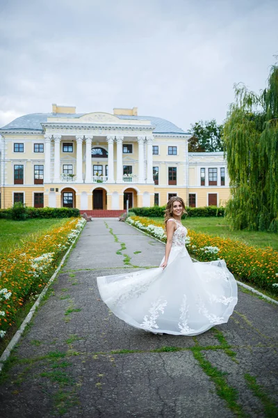 Schöne Braut Einem Weißen Kleid Mit Einer Schleppe Und Einem — Stockfoto