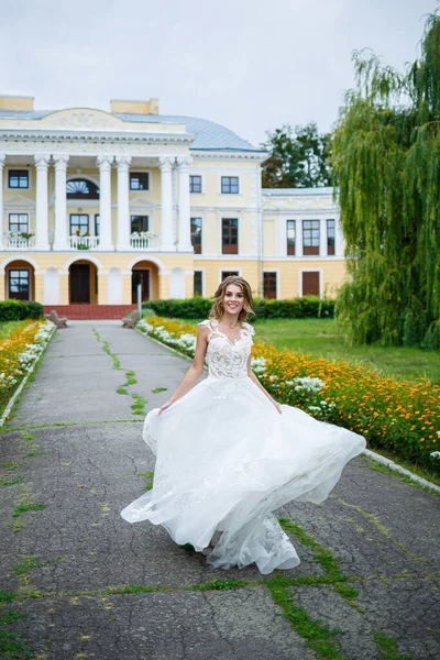 Noiva Menina Bonita Vestido Branco Com Trem Uma Caminhada Virou — Fotografia de Stock