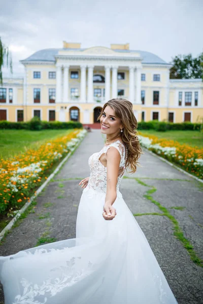 Noiva Menina Bonita Vestido Branco Com Trem Uma Caminhada Virou — Fotografia de Stock