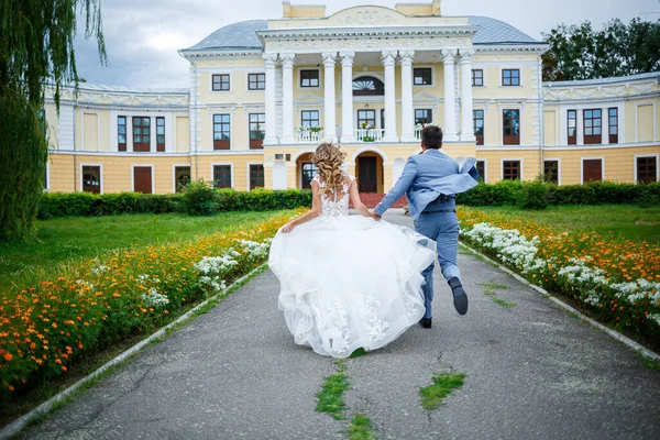 Young Stylish Guy Costume Groom Bride Beautiful Girl White Dress — Stock Photo, Image