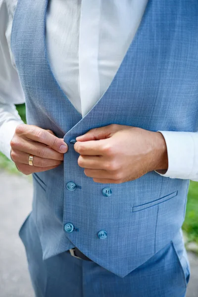 結婚式の日に若いビジネスマンの新郎スタイリッシュな服公園の散歩 — ストック写真