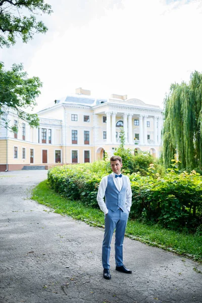 사업가가 결혼식 신랑을 공원을 산책하는 — 스톡 사진