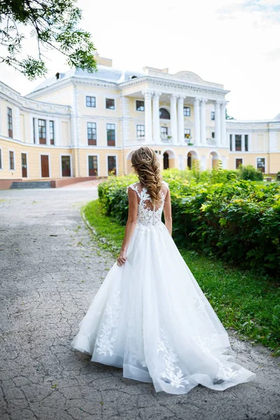 Vacker Ung Flicka Brud Vit Bröllop Klänning Med Ett Tåg — Stockfoto