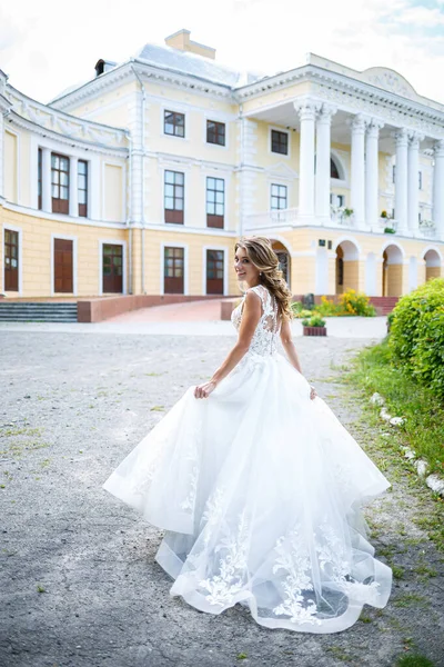 Schöne Junge Braut Einem Weißen Hochzeitskleid Mit Einem Zug Geht — Stockfoto