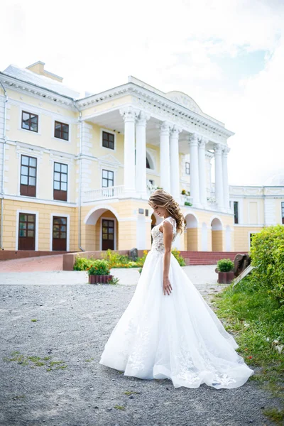 Schöne Junge Braut Einem Weißen Hochzeitskleid Mit Einem Zug Geht — Stockfoto