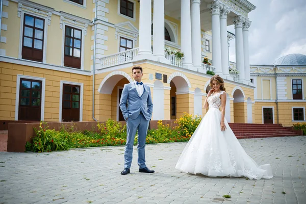 Young Stylish Guy Suit Groom Bride Beautiful Girl White Dress — Stock Photo, Image