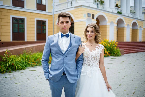 정장을 멋쟁이 남자와 드레스를 아름다운 아가씨 결혼식 기차가 공원을 산책하고 — 스톡 사진