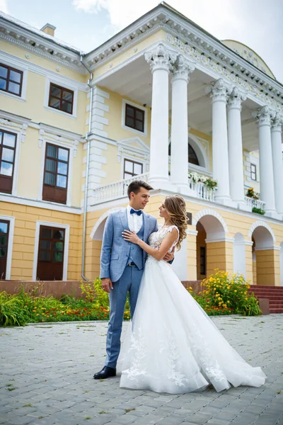 Cara Elegante Jovem Terno Noivo Noiva Menina Bonita Vestido Branco — Fotografia de Stock