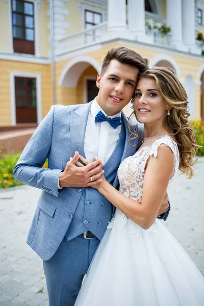 정장을 멋쟁이 남자와 드레스를 아름다운 아가씨 결혼식 기차가 공원을 산책하고 — 스톡 사진