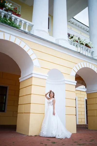 Retrato Uma Bela Jovem Dia Casamento Noiva Vestida Com Vestido — Fotografia de Stock